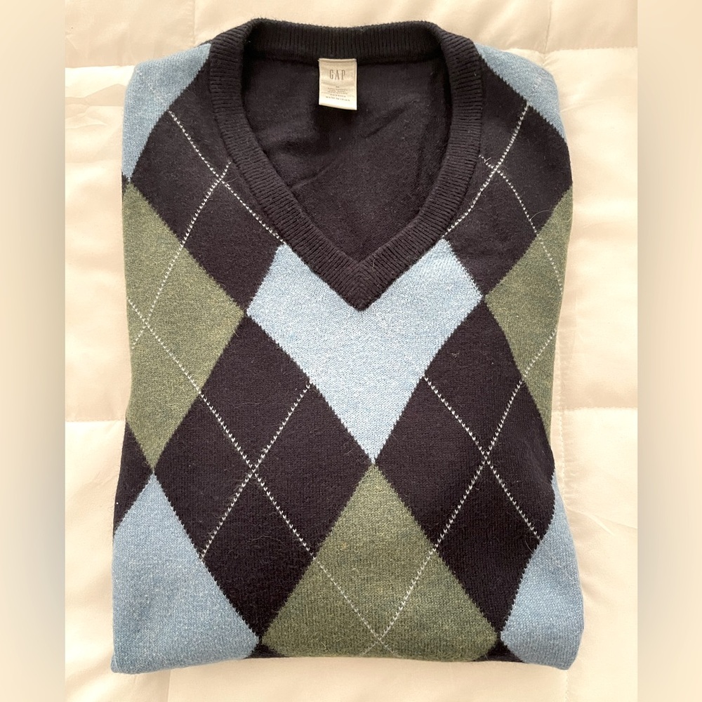 Men’s gap V-neck argyle sweater